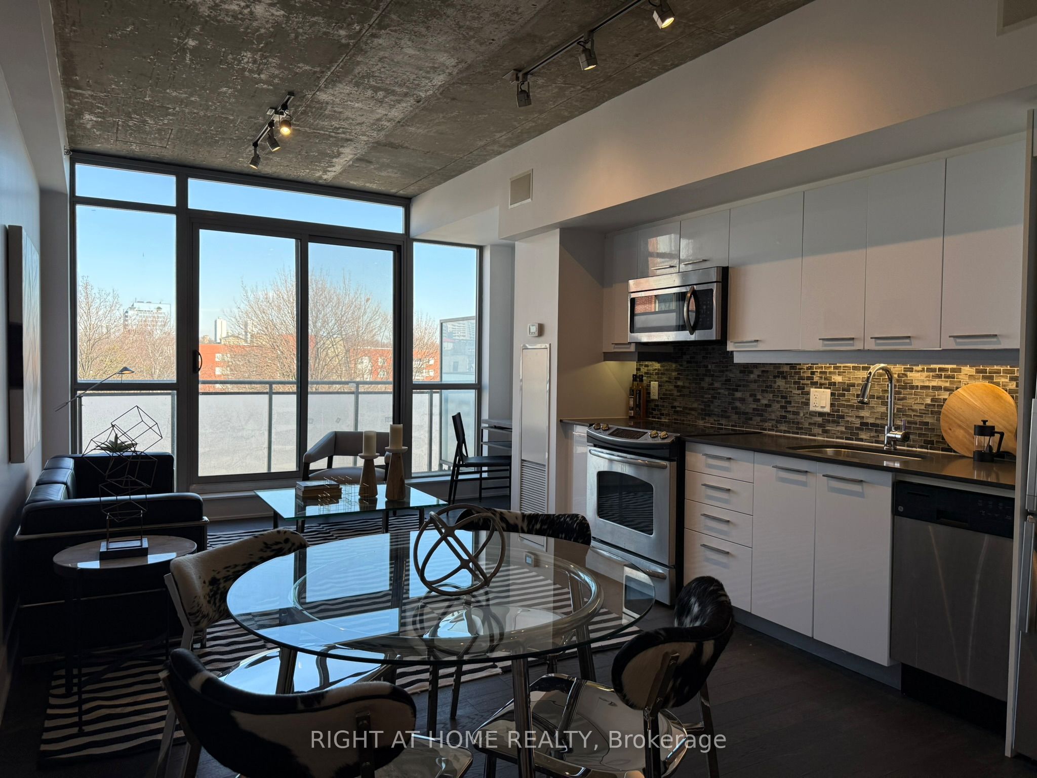 630 Queen Street E 407 Property Photo 24