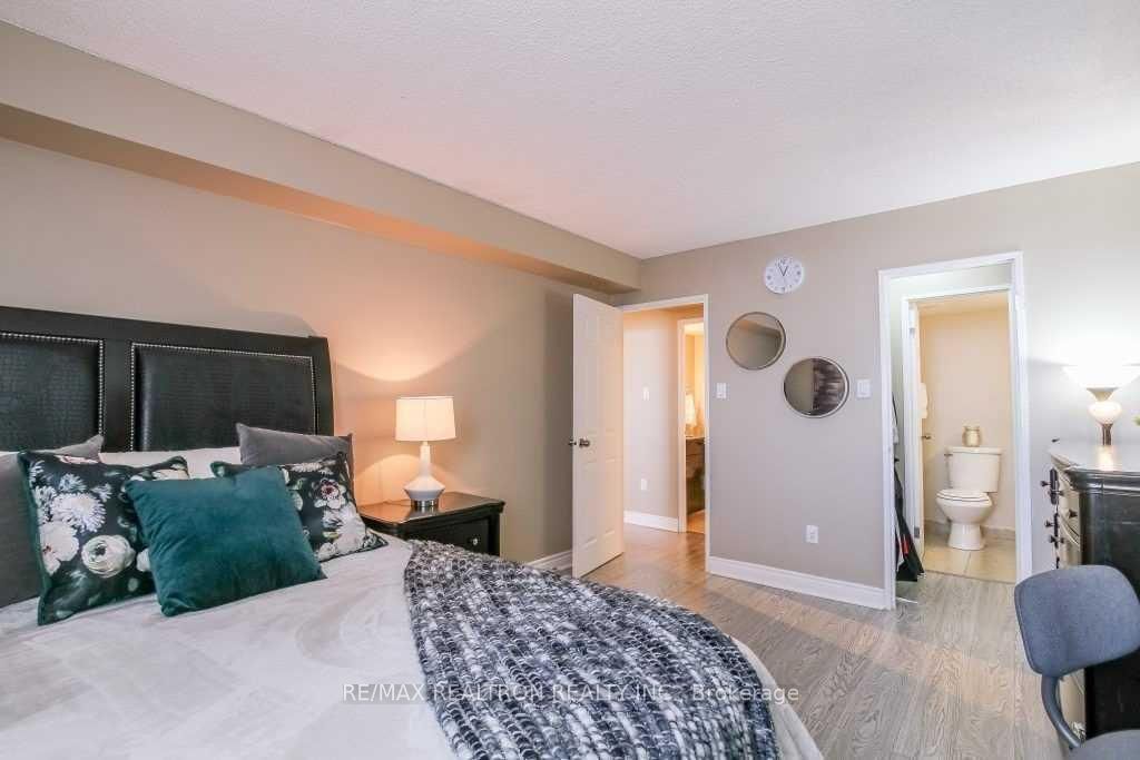 3380 Eglinton Avenue 1901 Property Photo 10