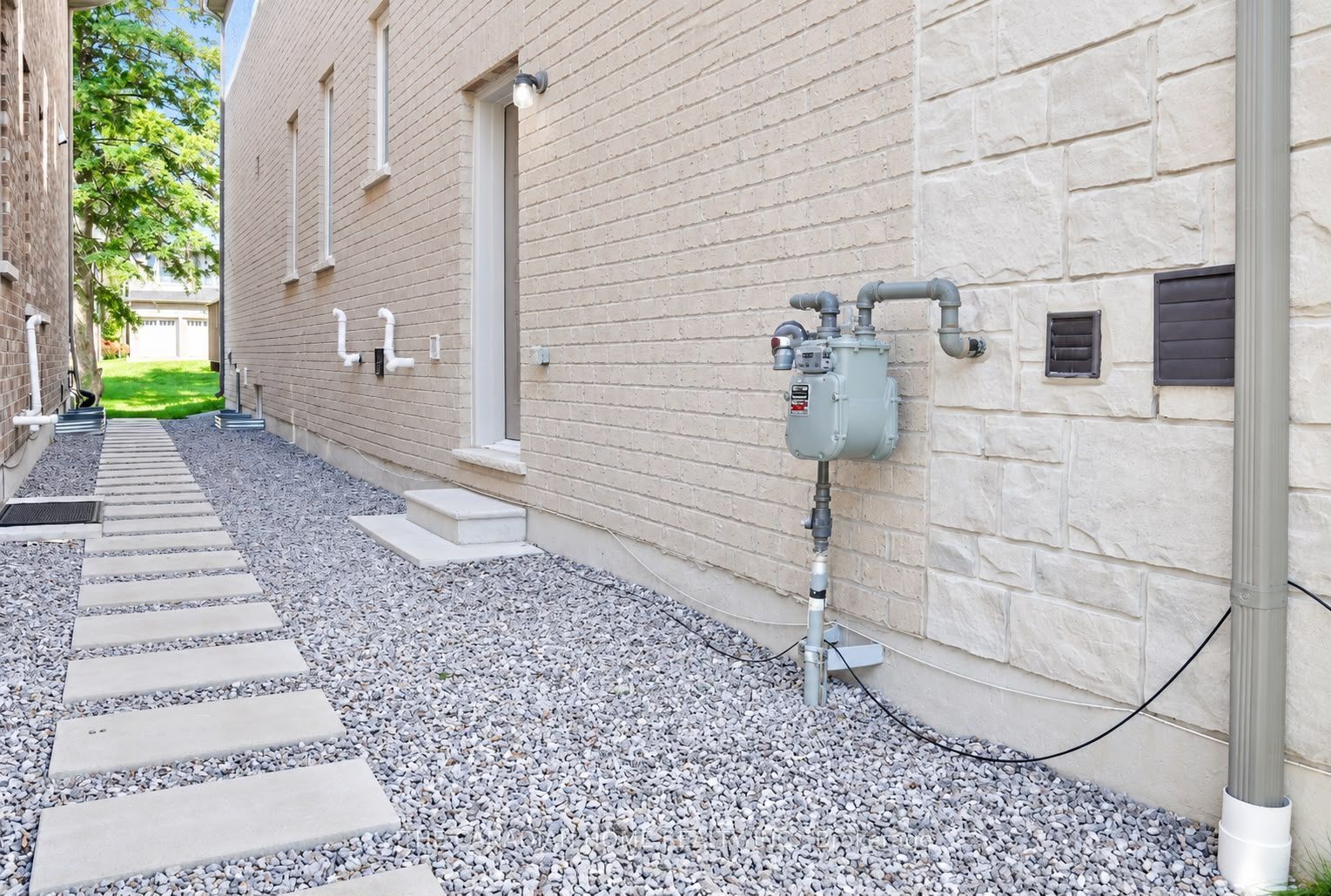 400 Finch Avenue 34 Property Photo 2