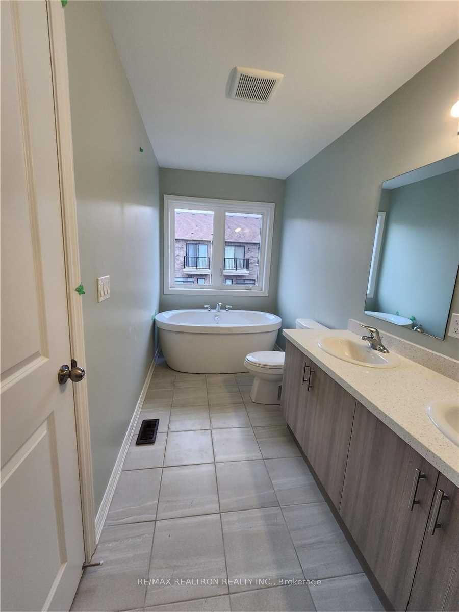 8 Royal Collection Way Property Photo 14
