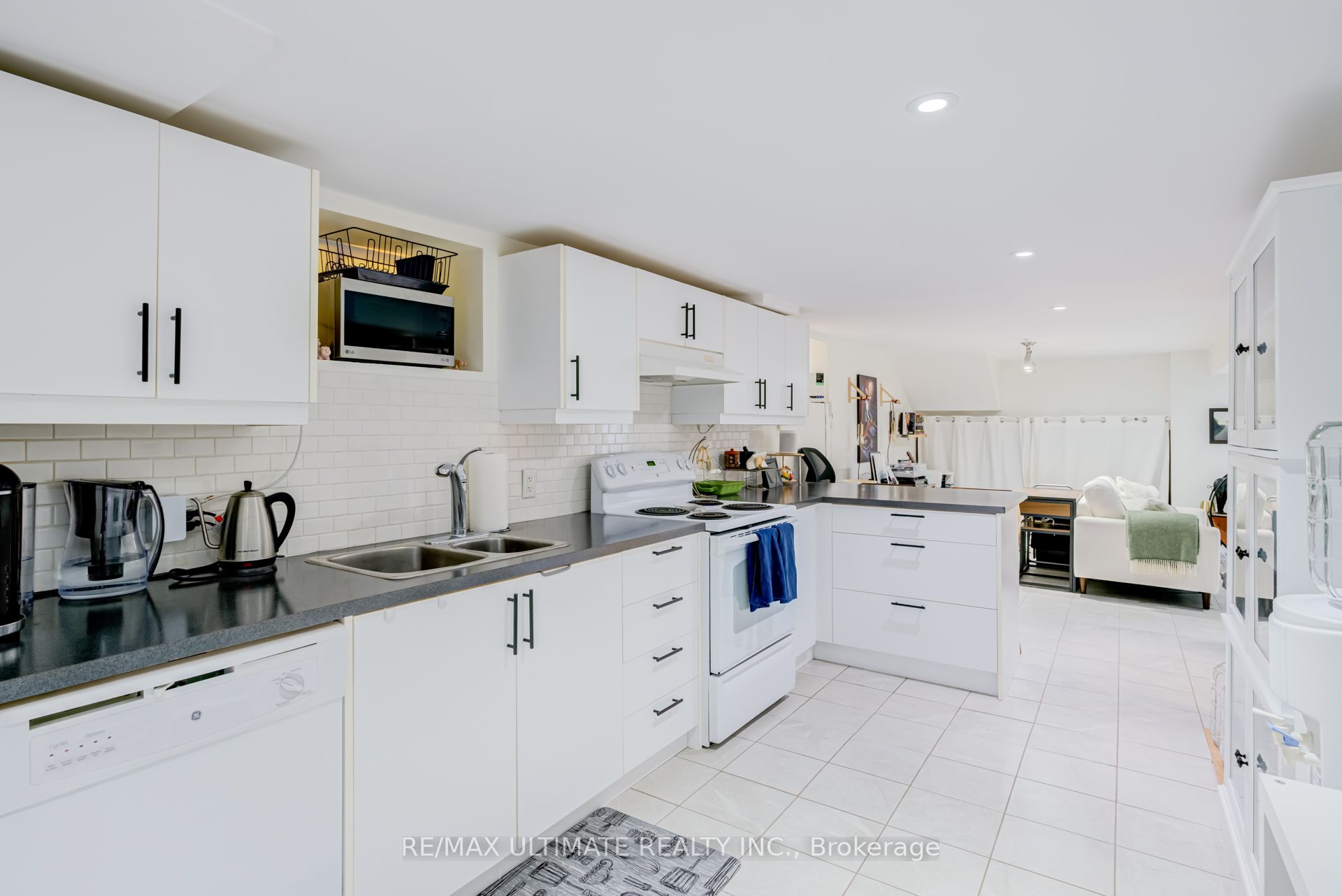 533 Kingston Road Property Photo 8