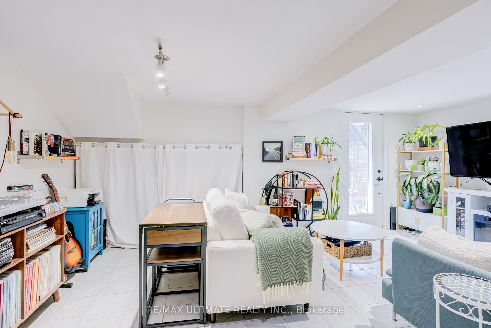533 Kingston Road Property Photo 17