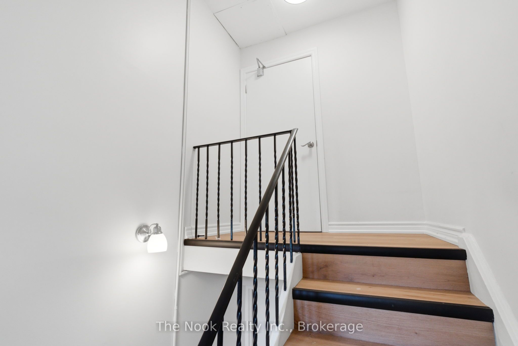 540 Mary Street E 1-3 Property Photo 4