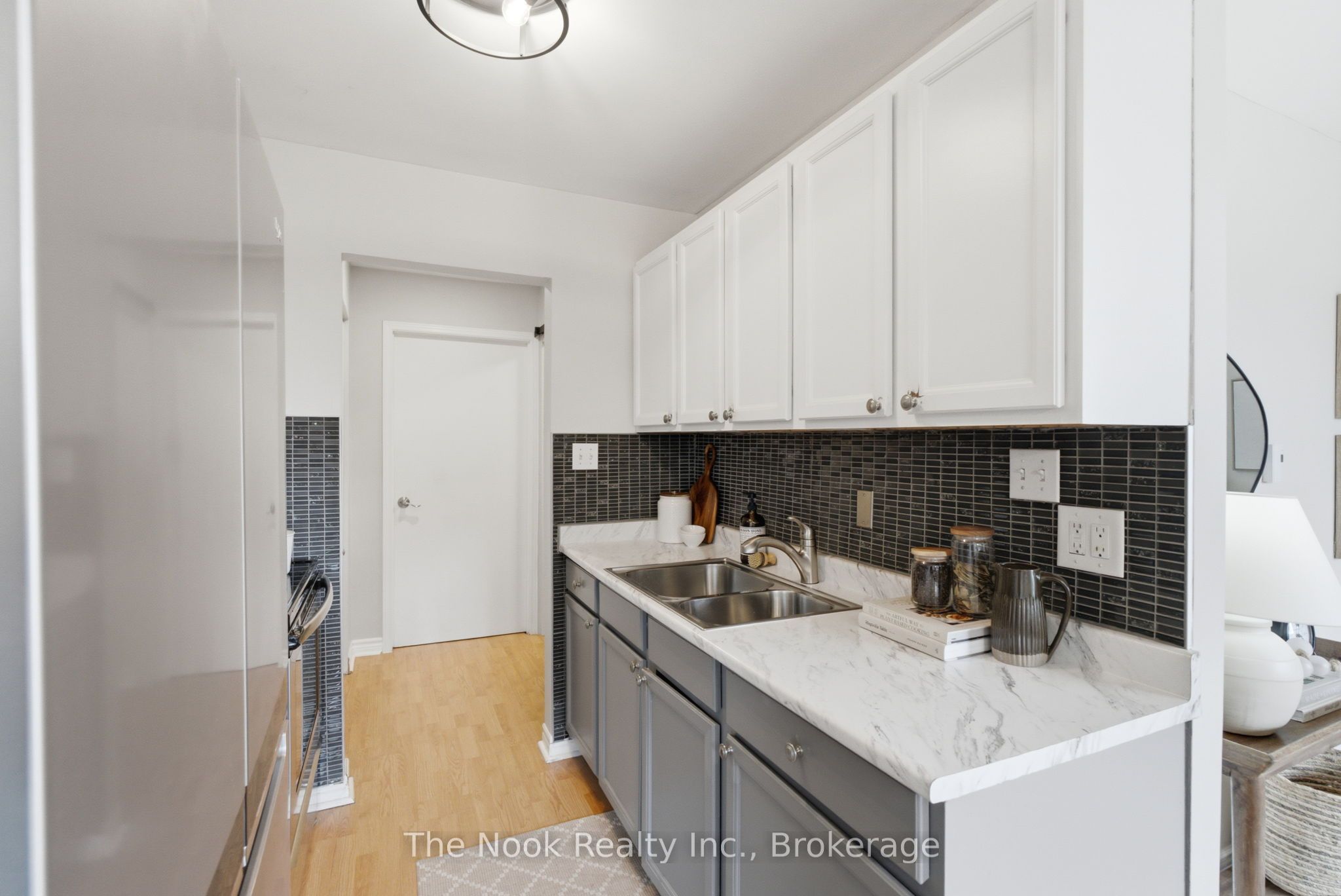 540 Mary Street E 1-3 Property Photo 6
