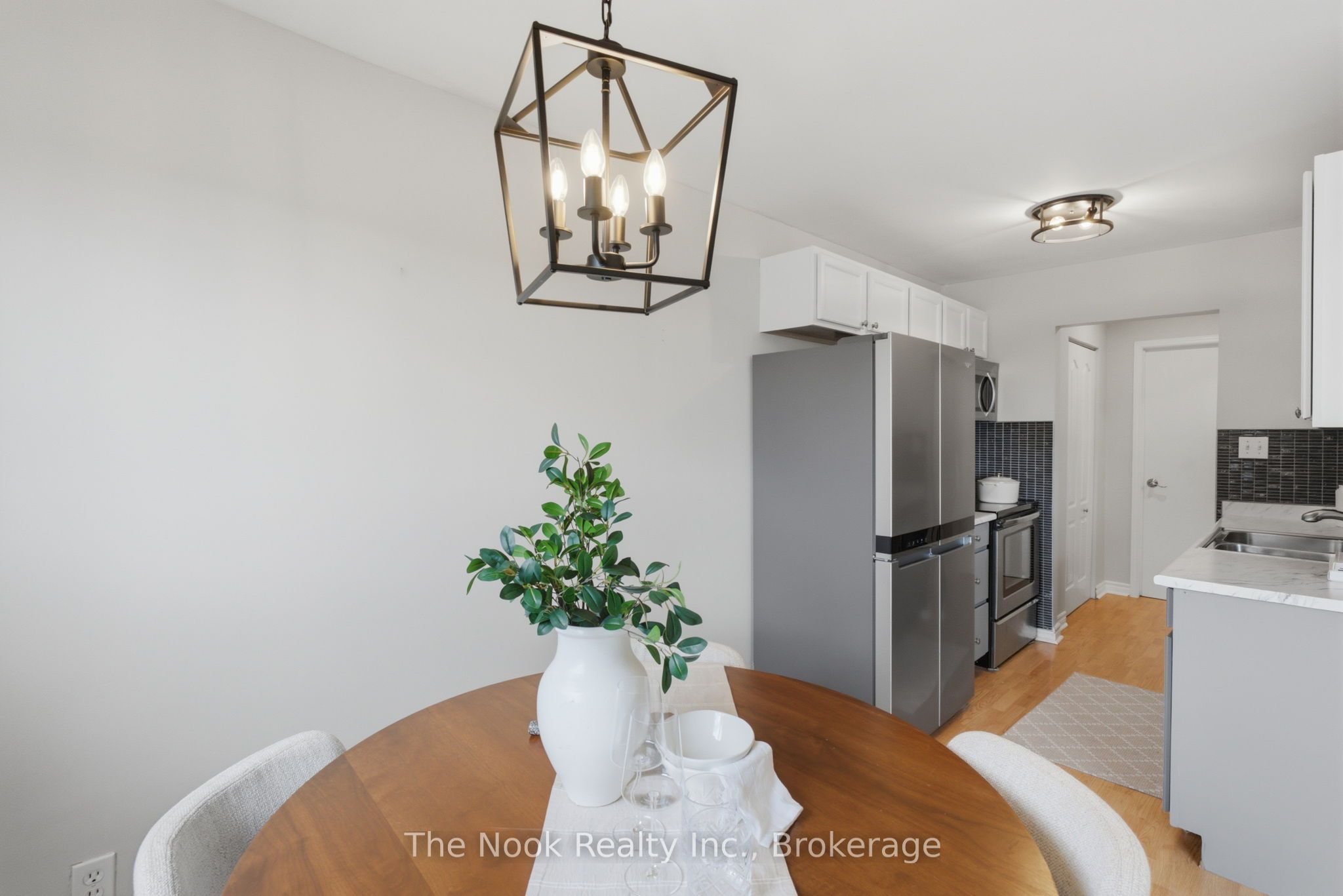 540 Mary Street E 1-3 Property Photo 11