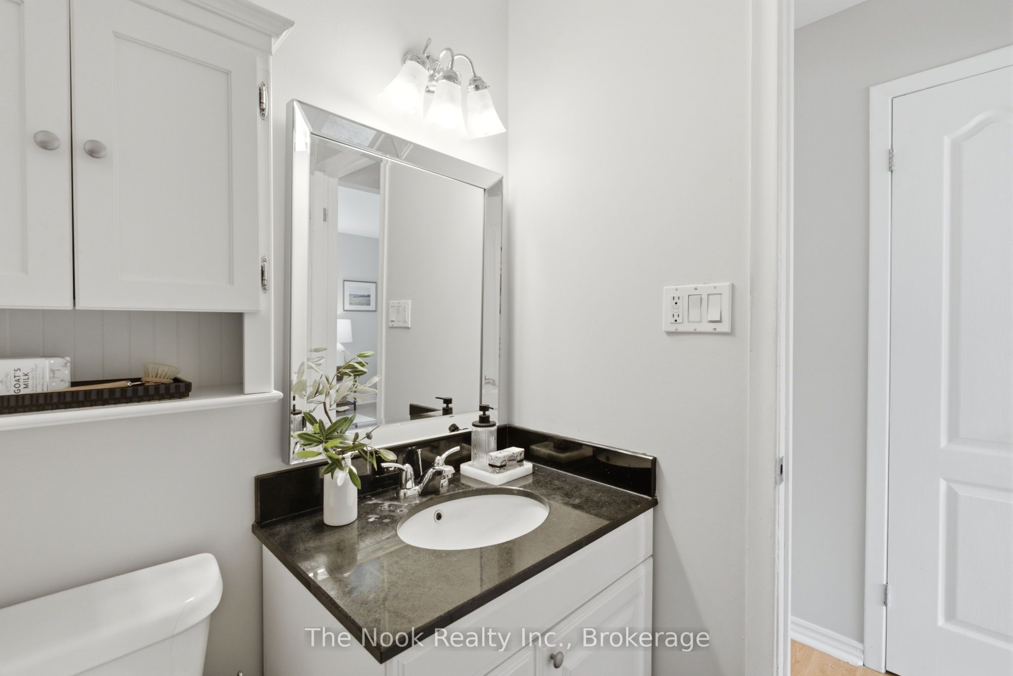 540 Mary Street E 1-3 Property Photo 28