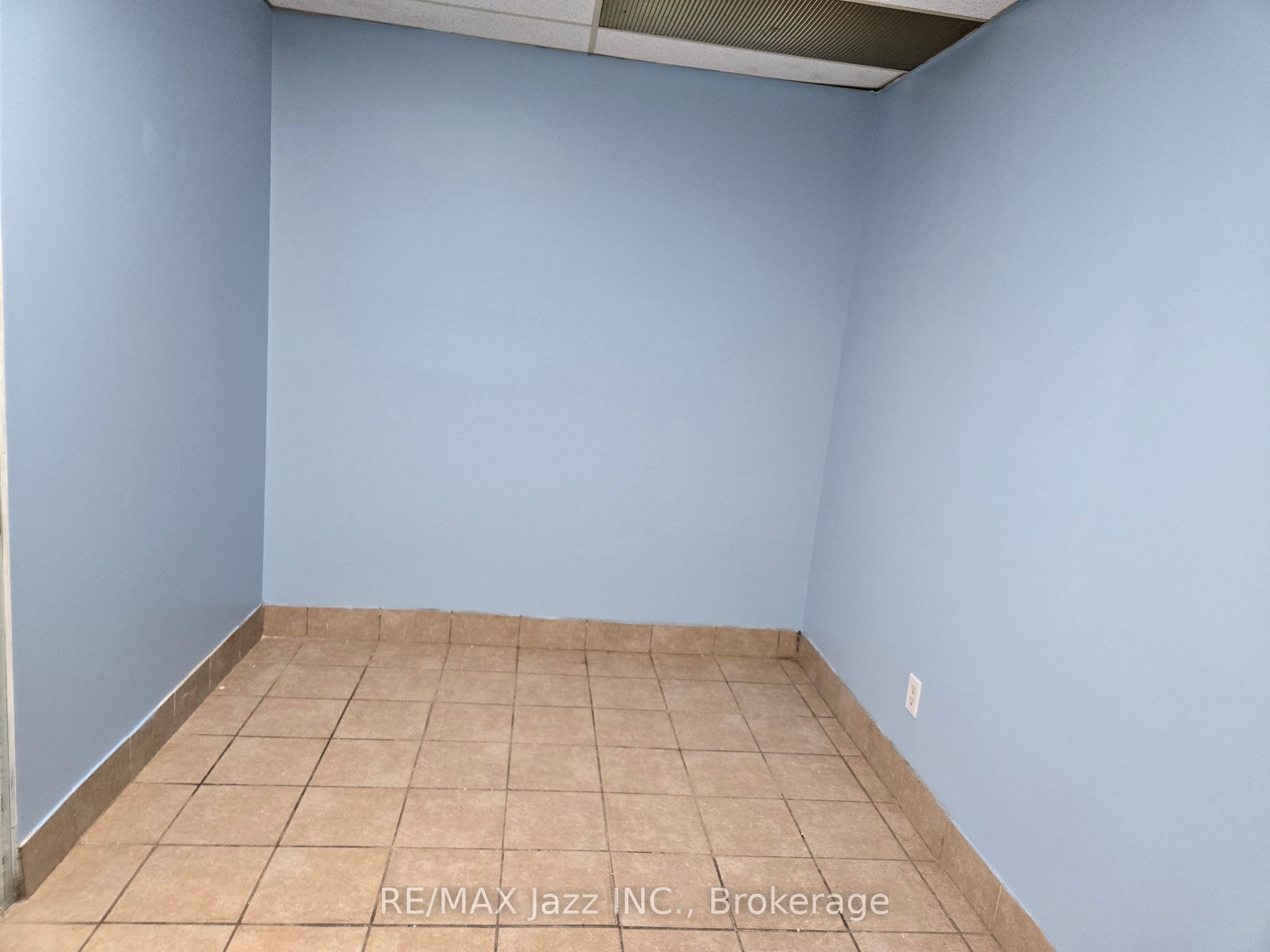 111 Simcoe Street N B1 Property Photo 9