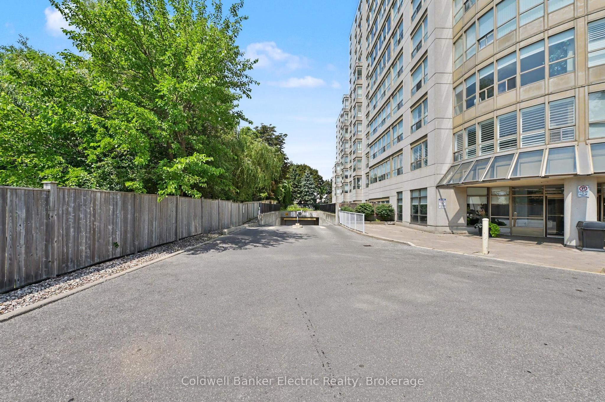 712 Rossland Road E 1011 Property Photo 3