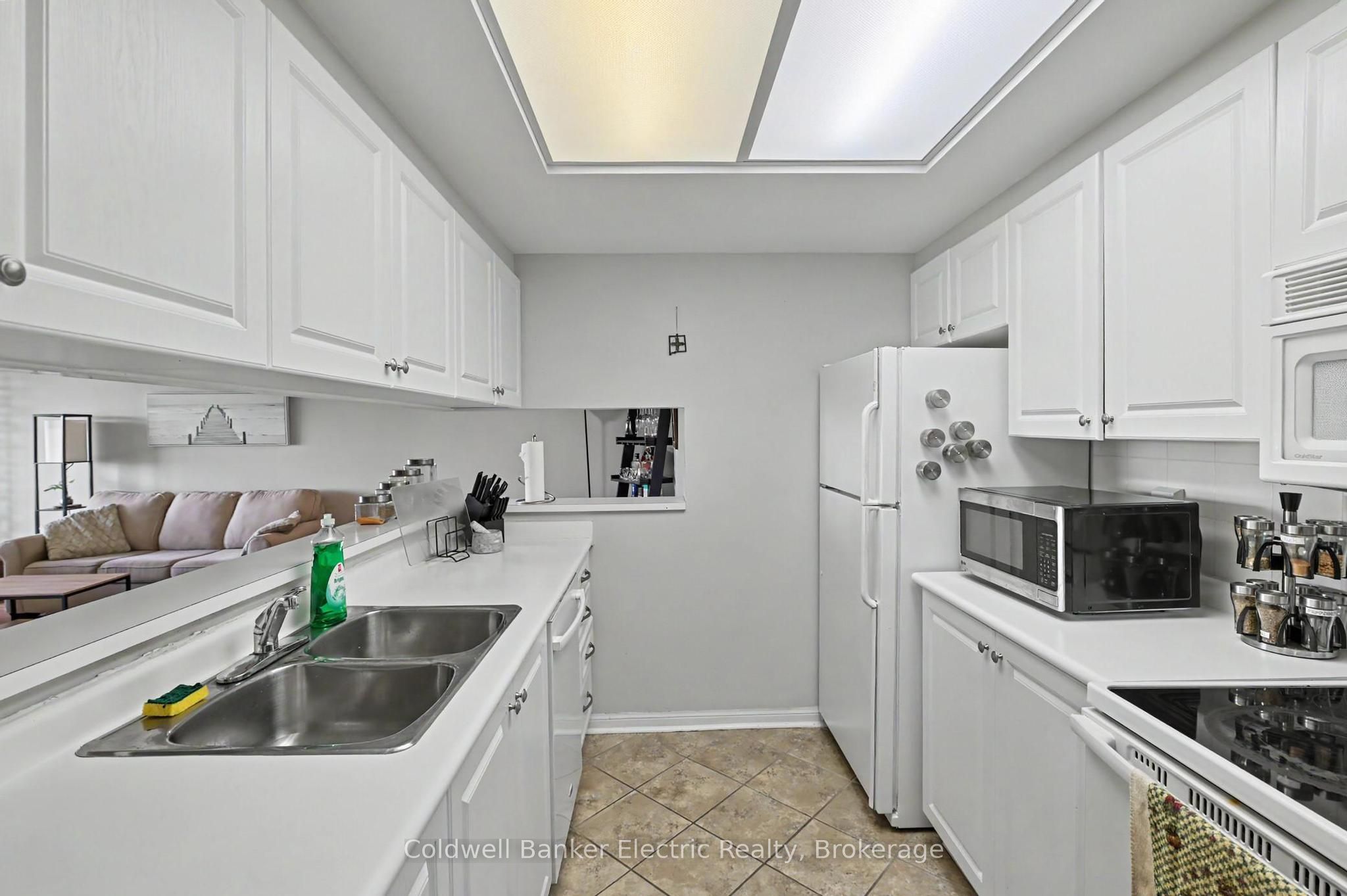 712 Rossland Road E 1011 Property Photo 27