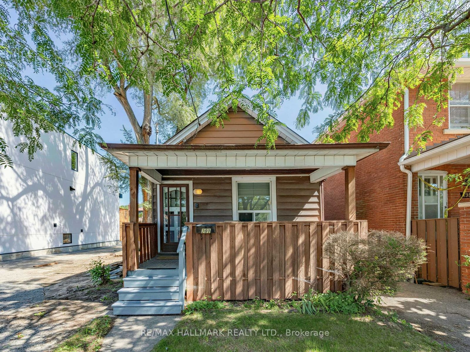 201 Linsmore Crescent Property Photo 1