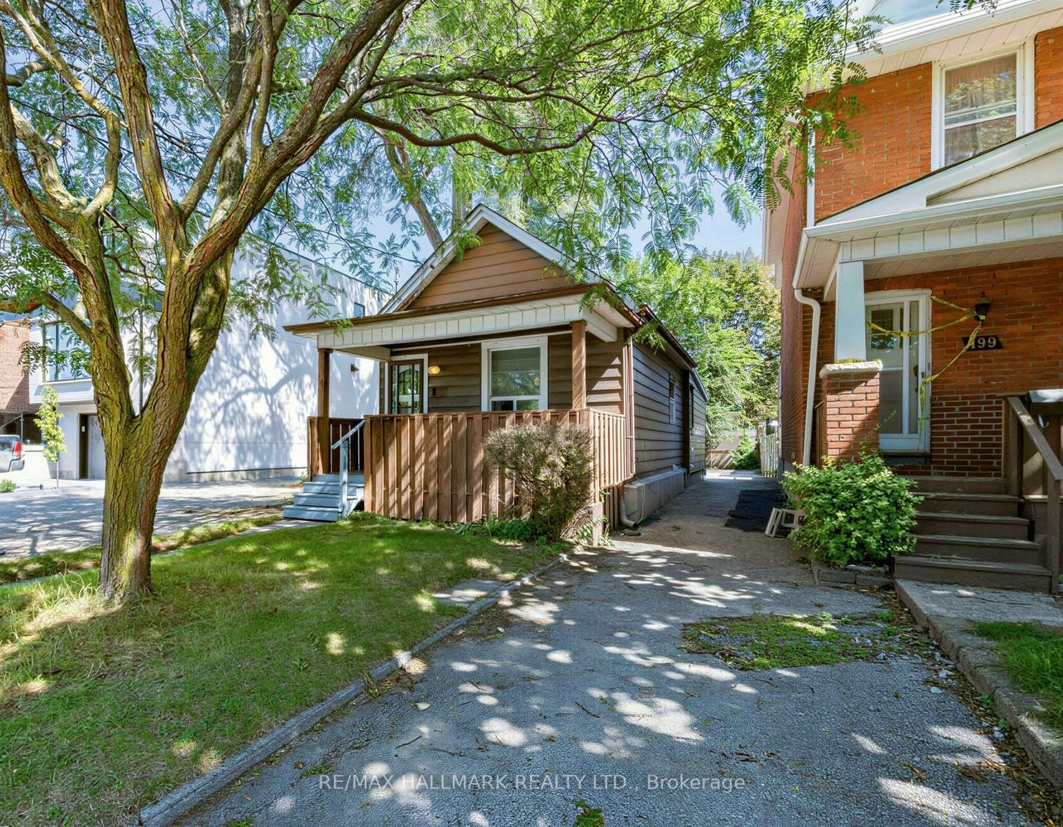 201 Linsmore Crescent Property Photo 2