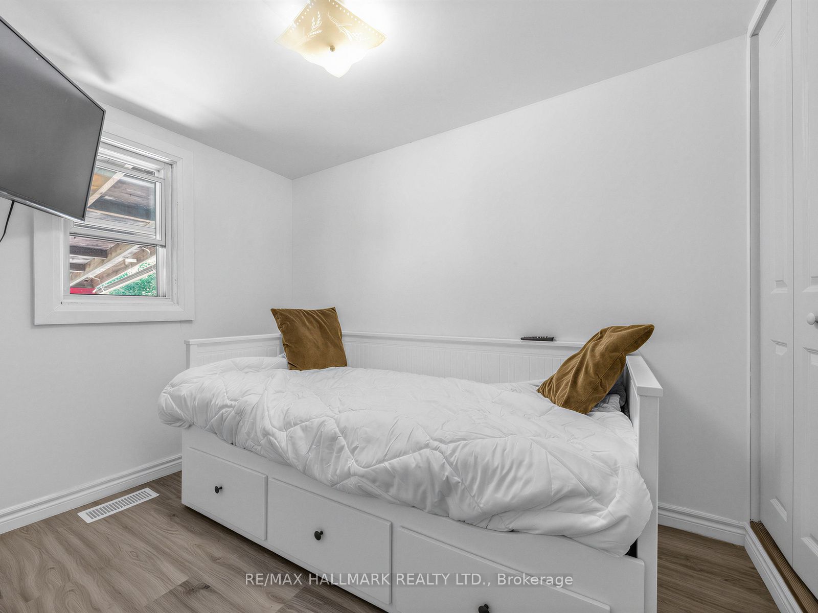 201 Linsmore Crescent Property Photo 18