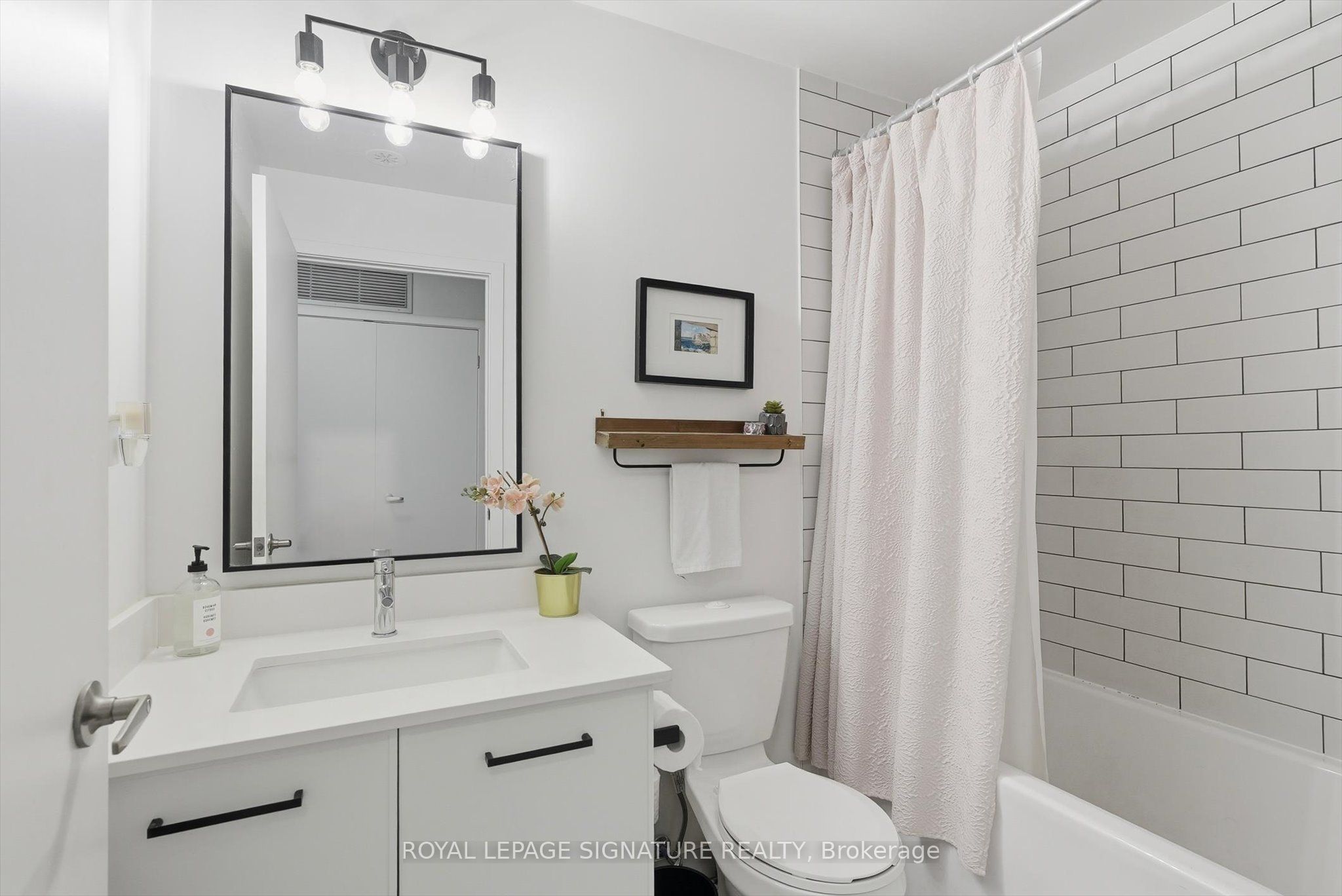 899 Queen Street E 503 Property Photo 18