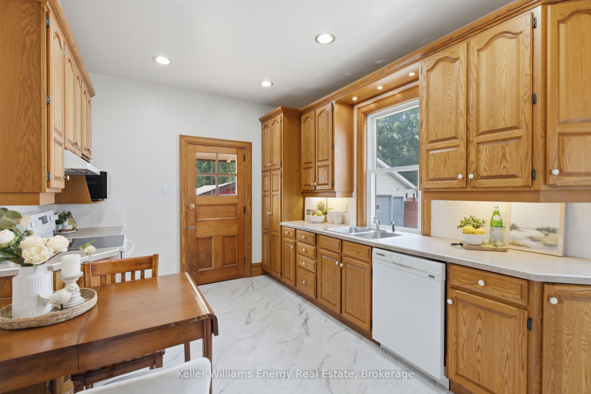 100 Burk Street Property Photo 12