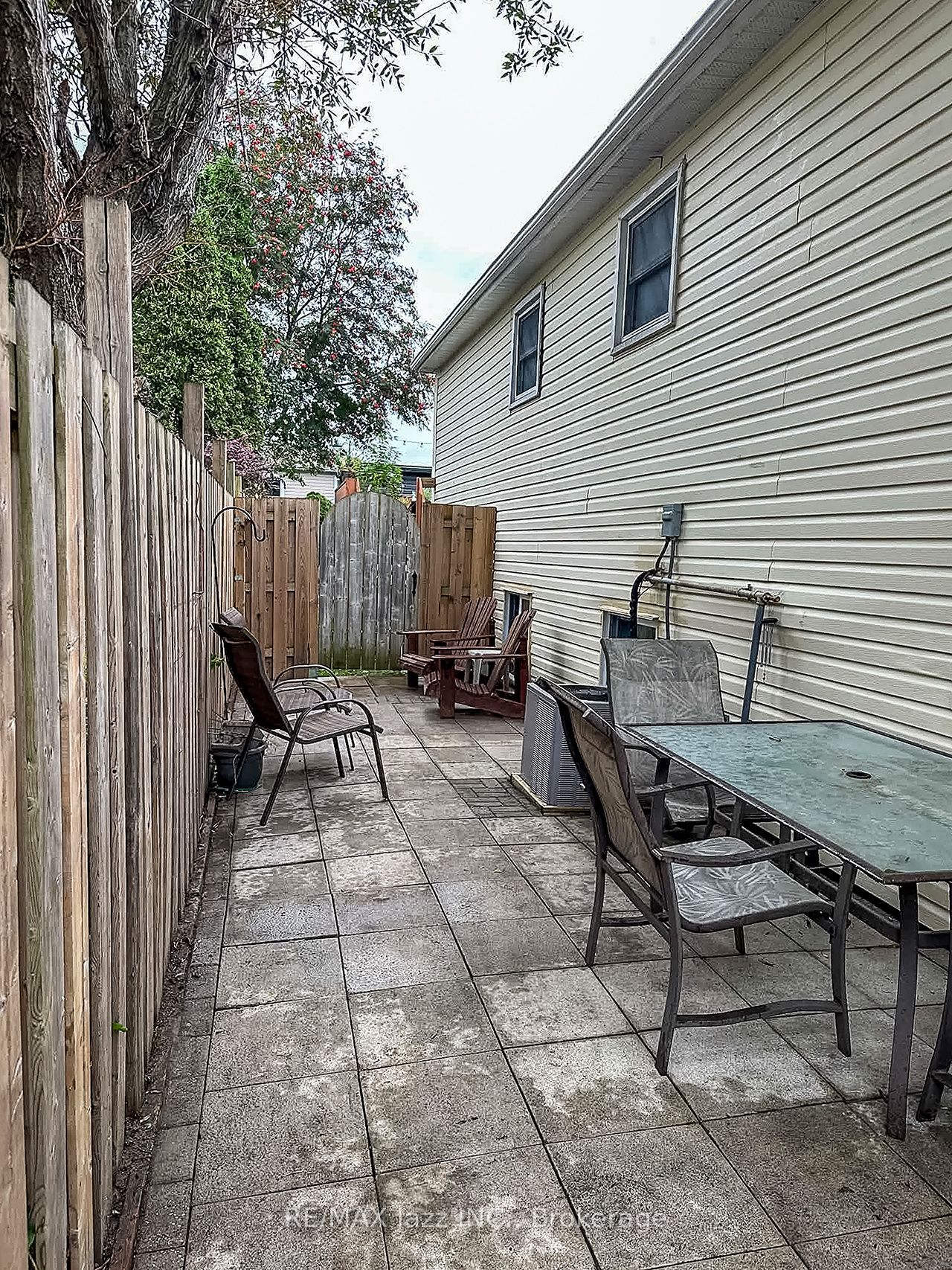1431 Ritson Road S Property Photo 3