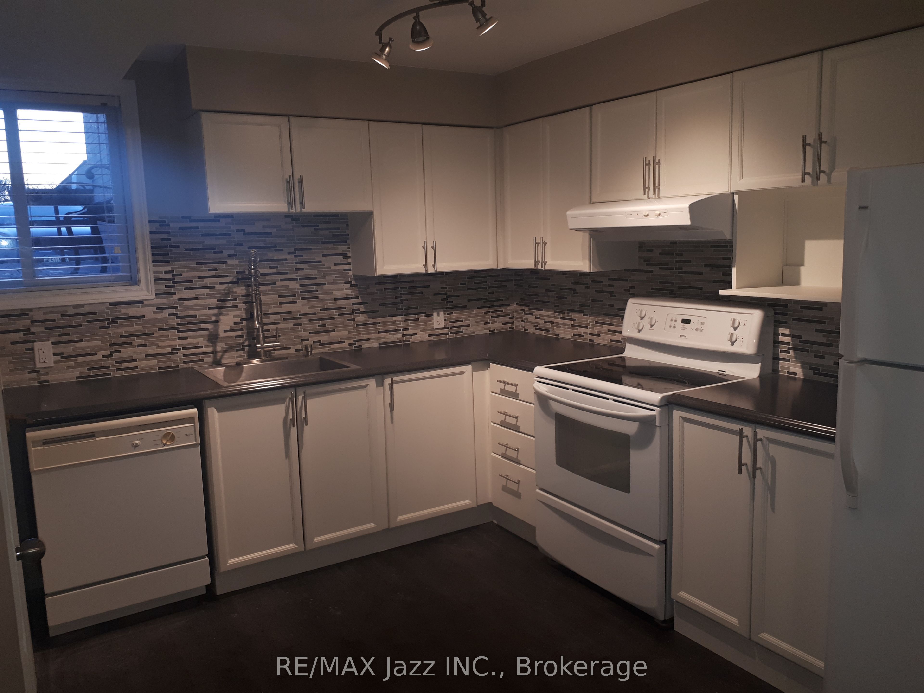 1431 Ritson Road S Property Photo 17
