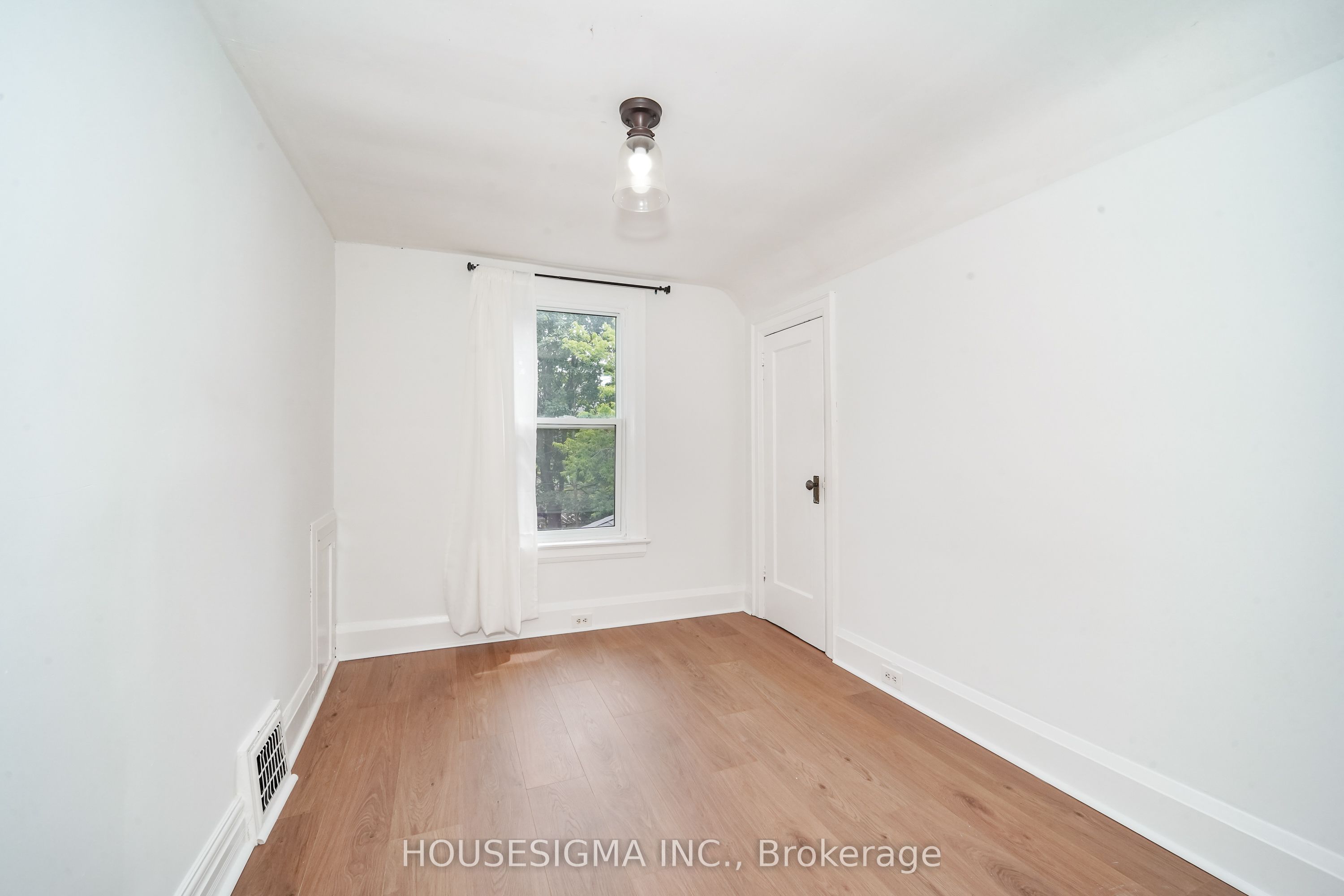93 Brock Street W Property Photo 24