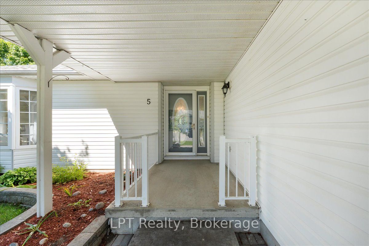 5 Niagara Trail Property Photo 3