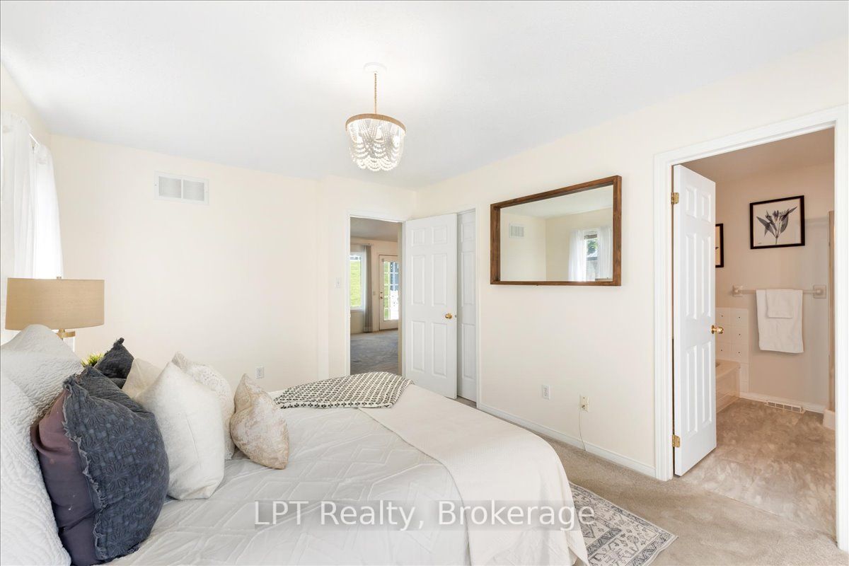 5 Niagara Trail Property Photo 22