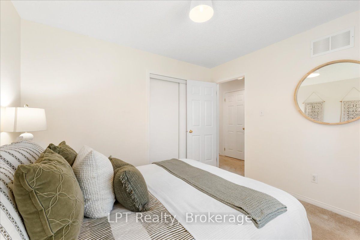 5 Niagara Trail Property Photo 26