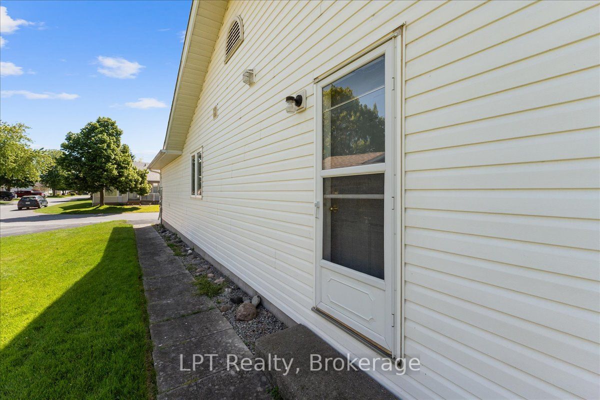 5 Niagara Trail Property Photo 31