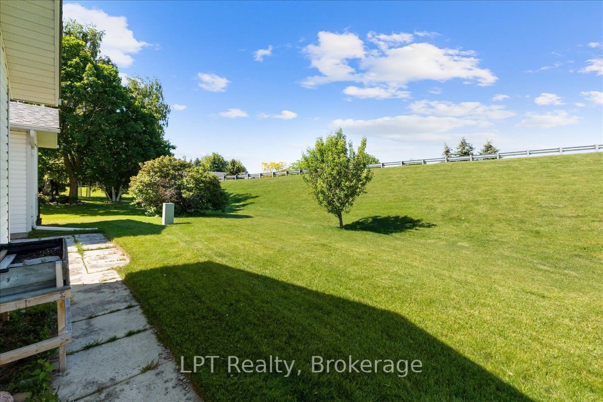 5 Niagara Trail Property Photo 32
