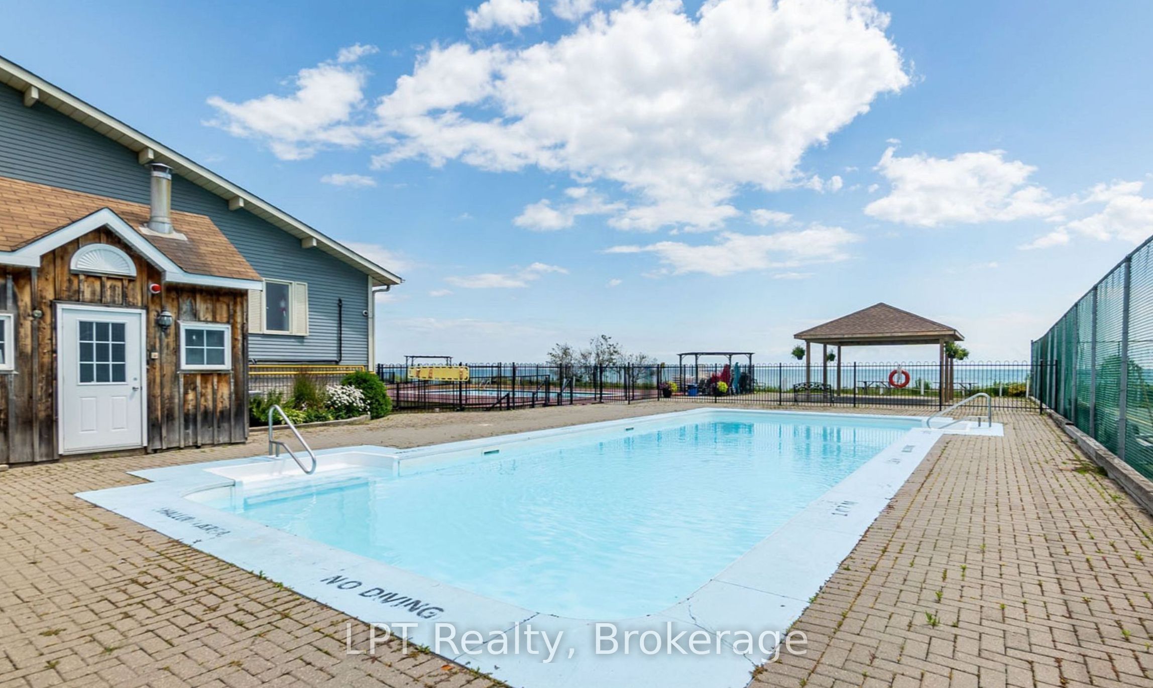5 Niagara Trail Property Photo 47