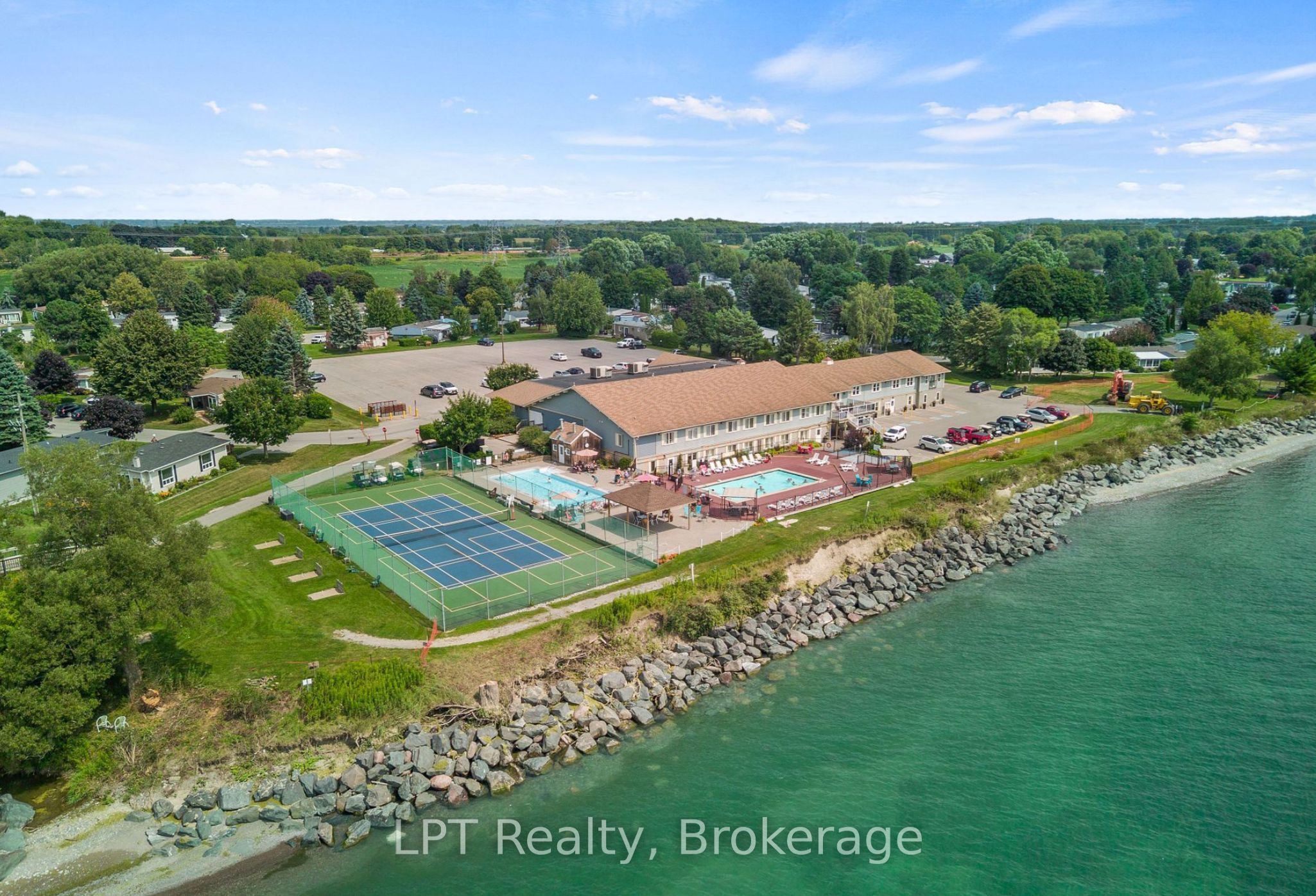 5 Niagara Trail Property Photo 49