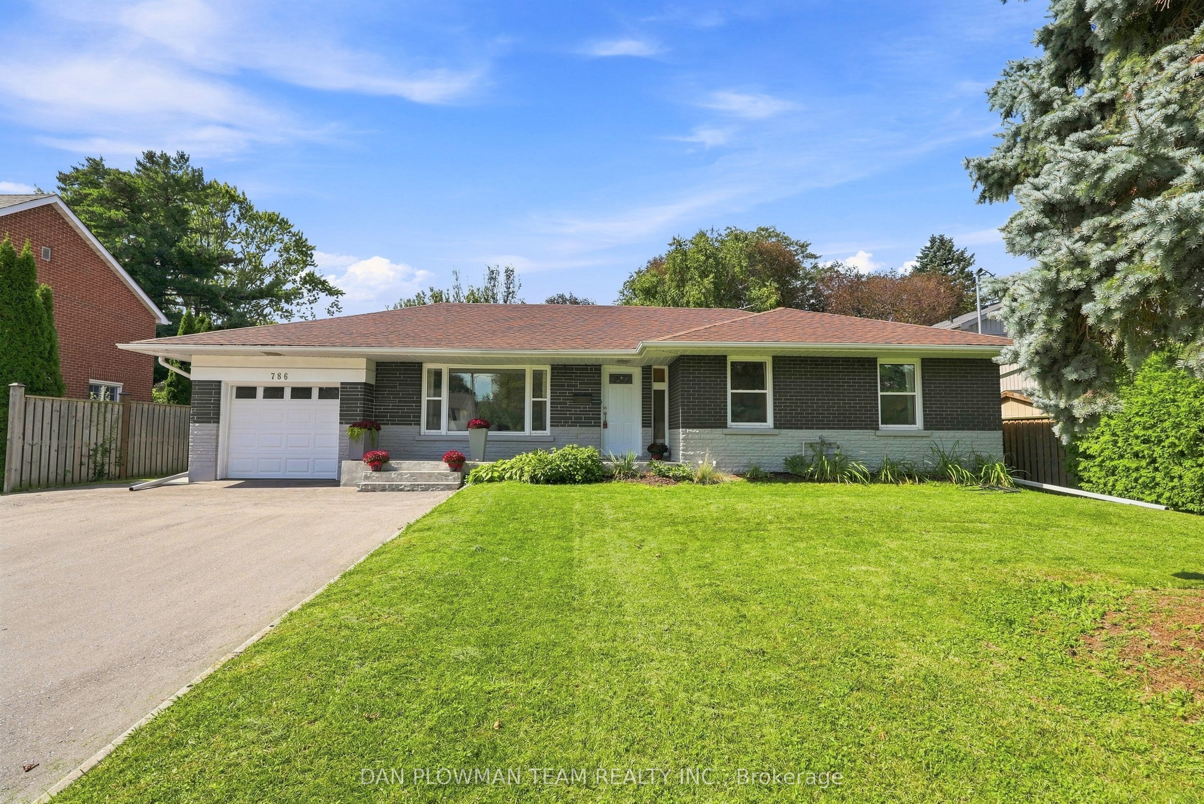 786 Mary Street N Property Photo 1