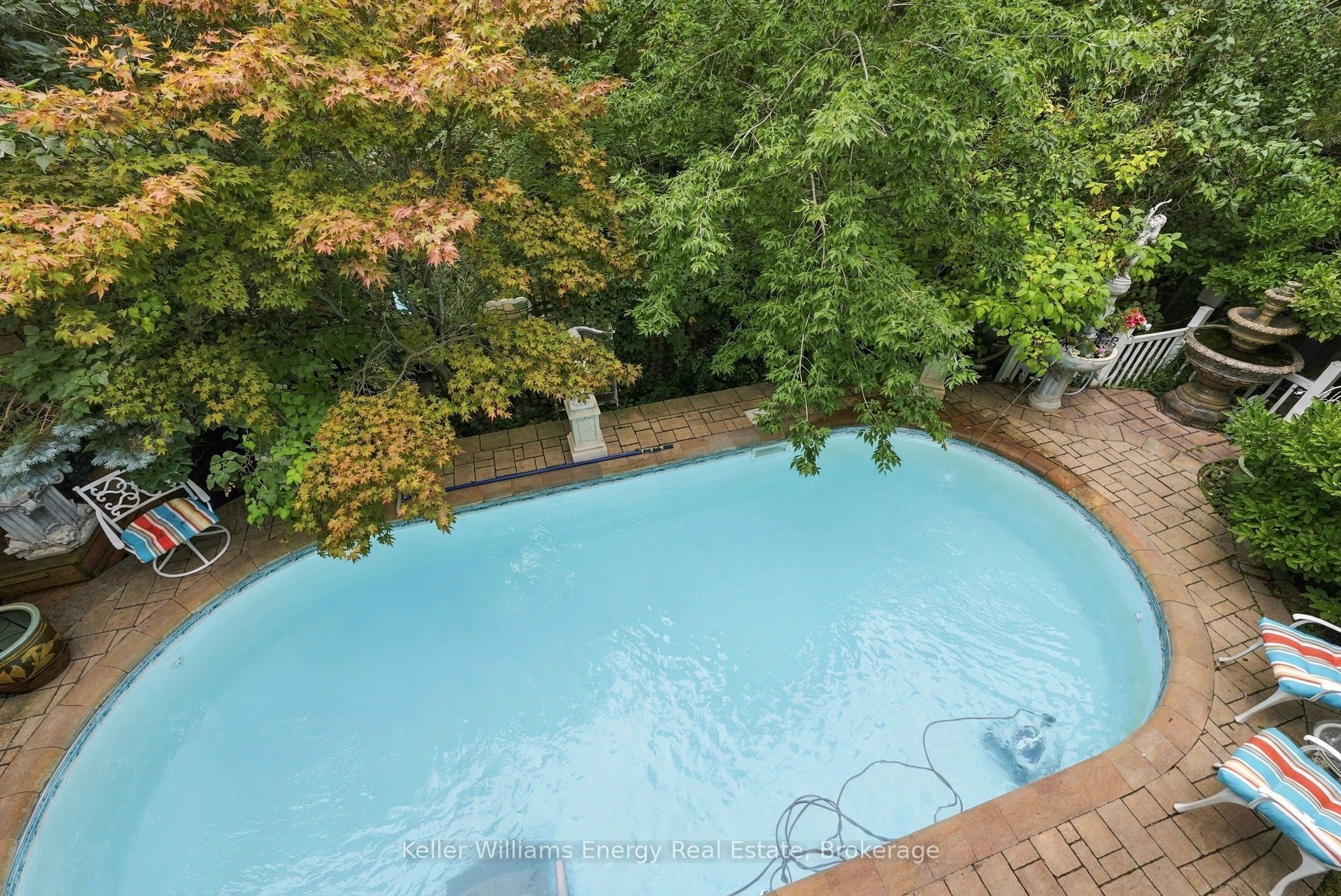 990 Glenbourne Drive Property Photo 2