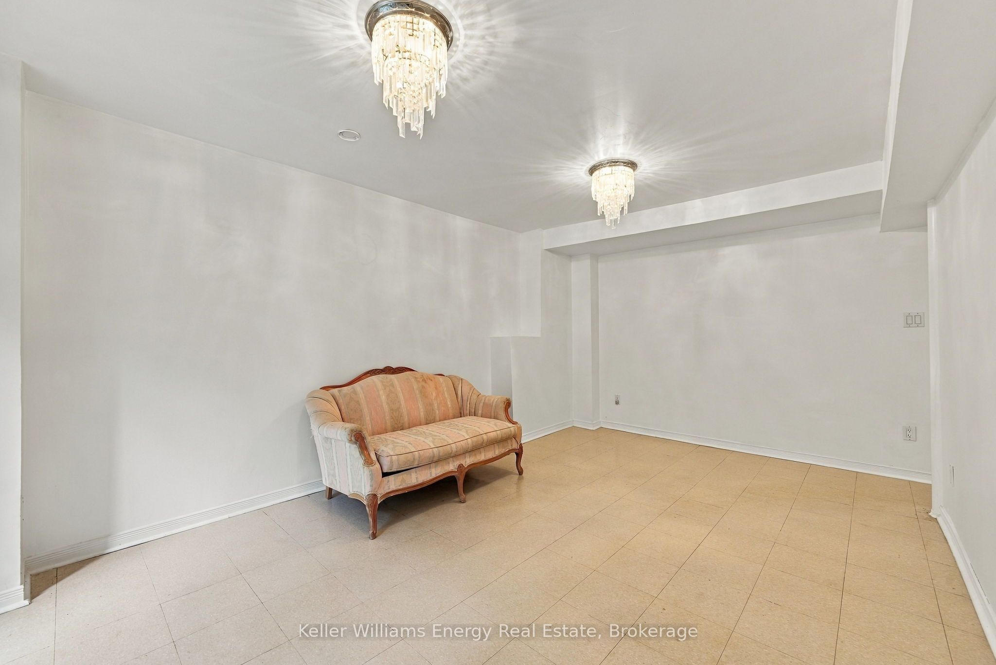 990 Glenbourne Drive Property Photo 37