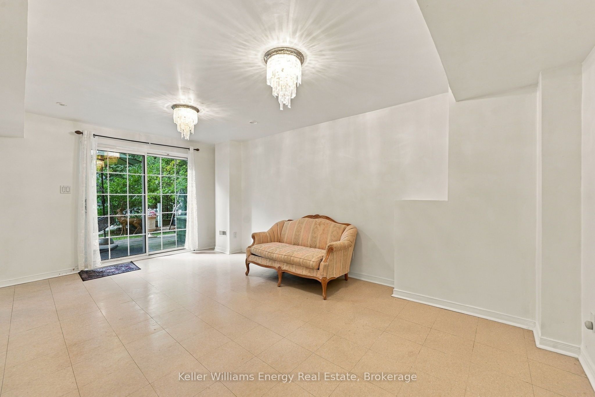 990 Glenbourne Drive Property Photo 38