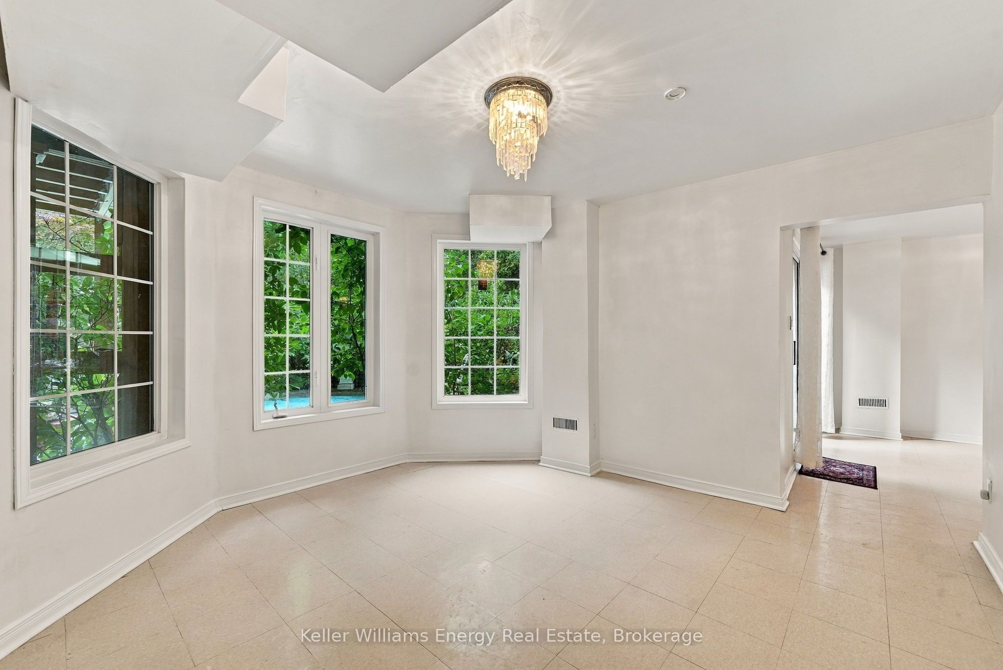 990 Glenbourne Drive Property Photo 40