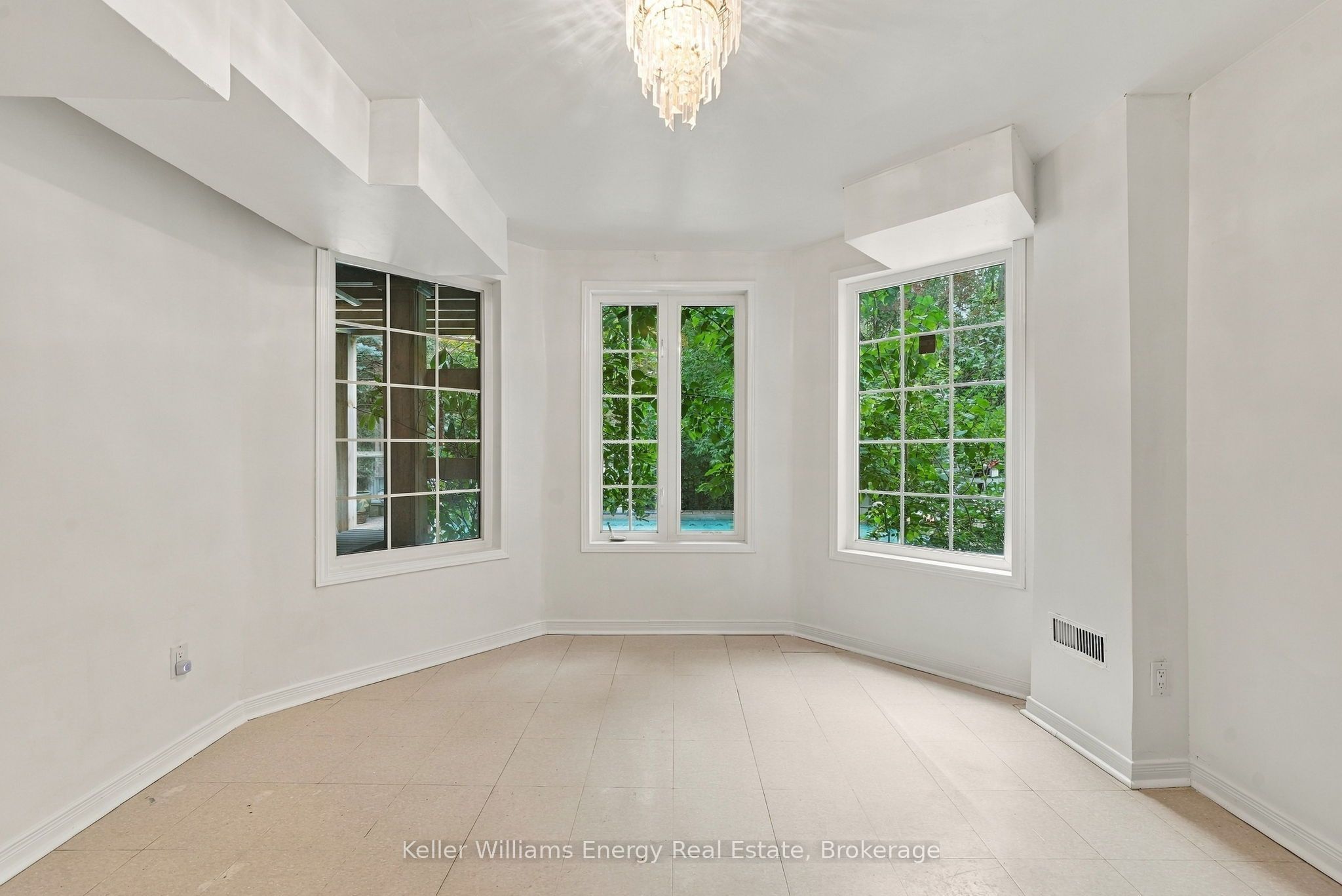 990 Glenbourne Drive Property Photo 41