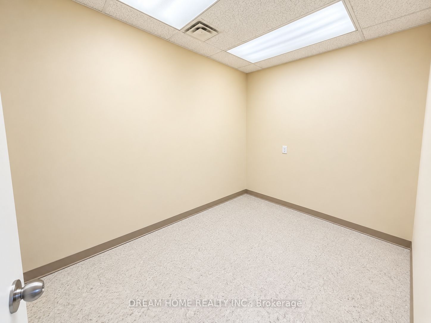 3000 Lawrence Avenue E Property Photo 20