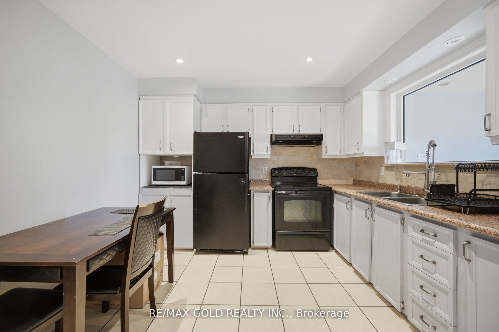 784 Douglas Street Property Photo 8