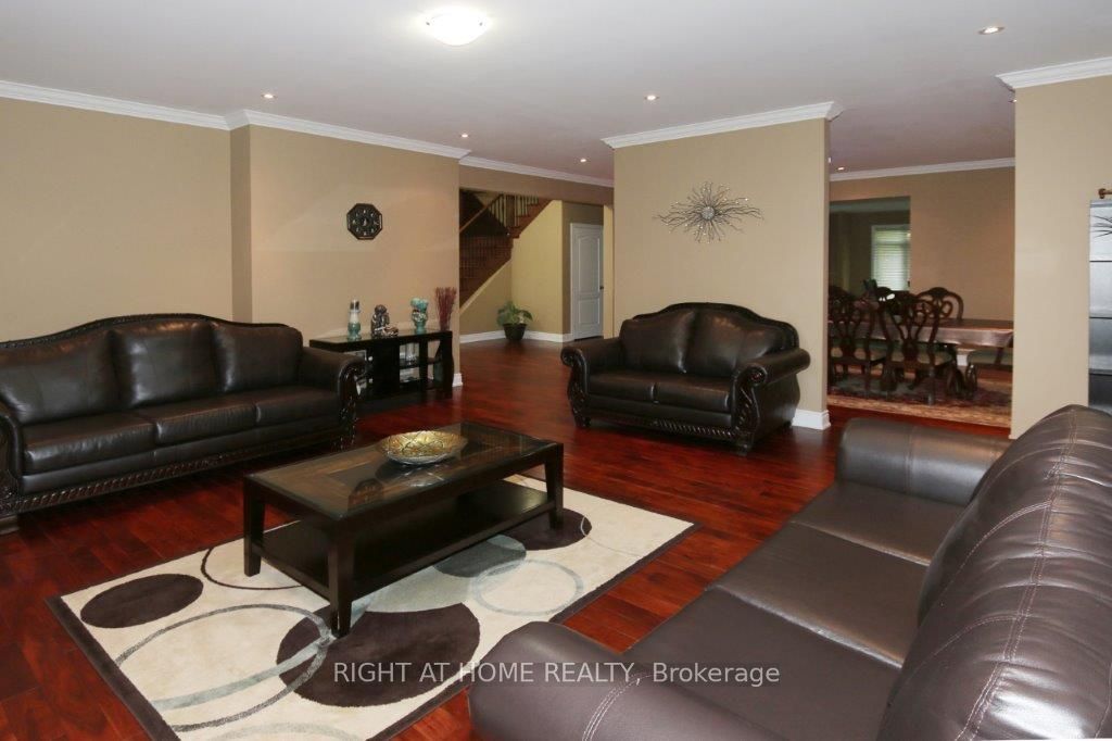 4441 Lawrence Avenue E Property Photo 6