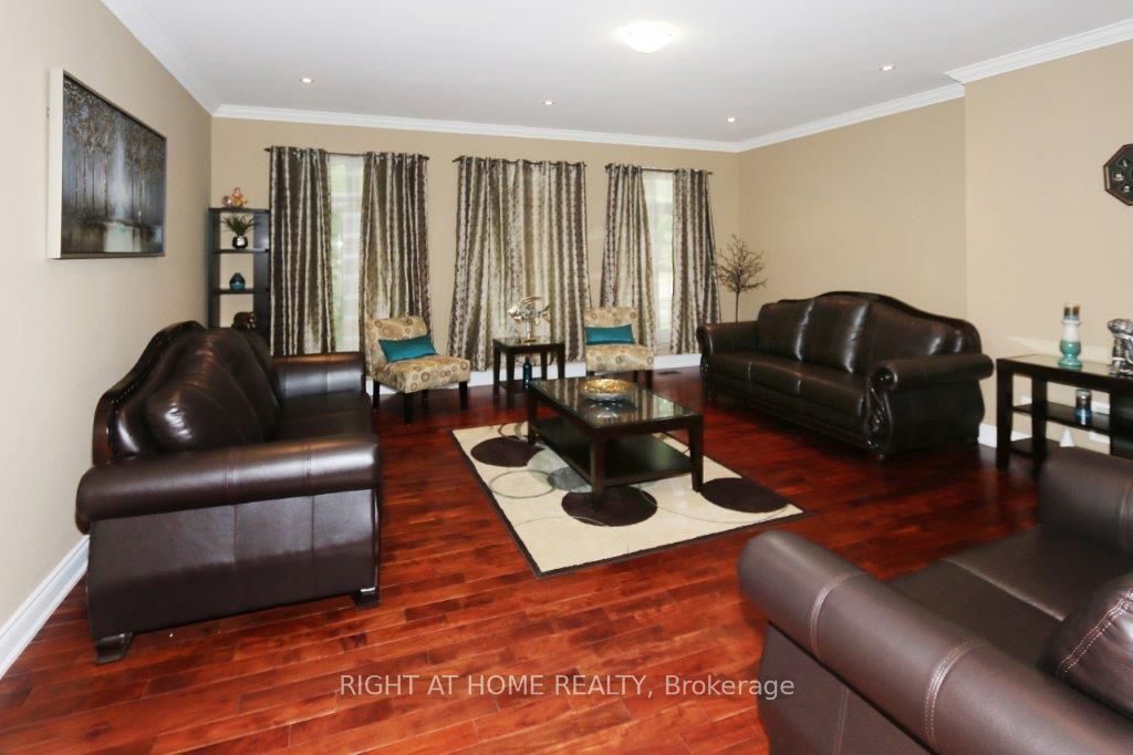 4441 Lawrence Avenue E Property Photo 7