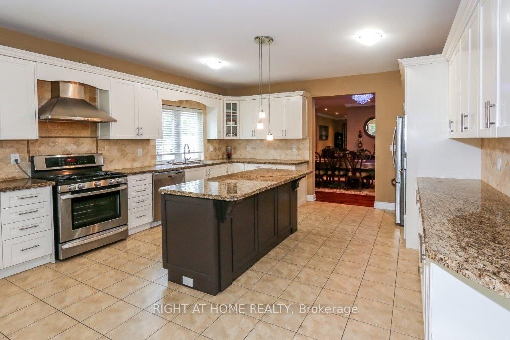 4441 Lawrence Avenue E Property Photo 9