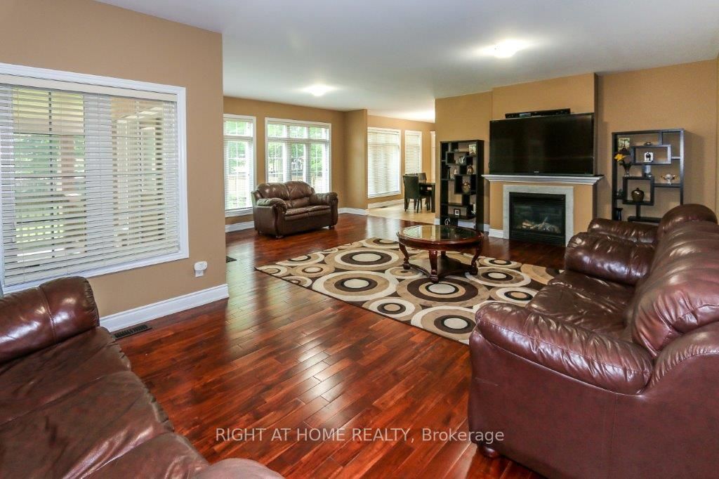 4441 Lawrence Avenue E Property Photo 12
