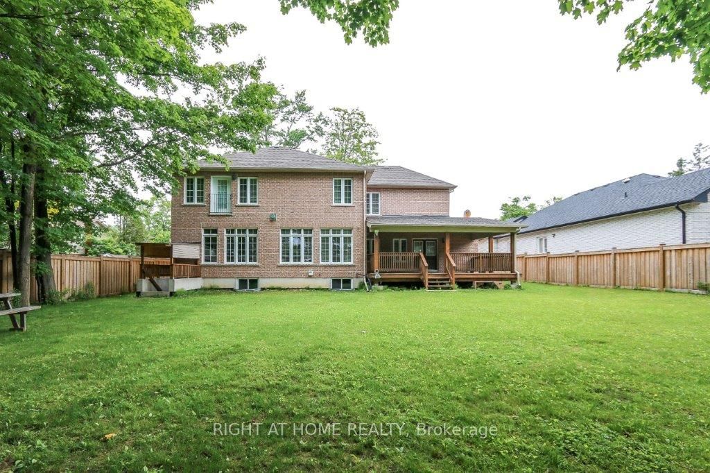 4441 Lawrence Avenue E Property Photo 14