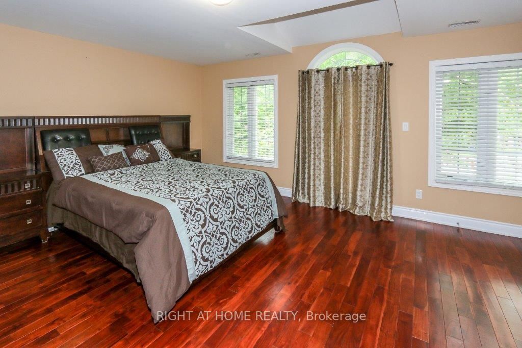 4441 Lawrence Avenue E Property Photo 18