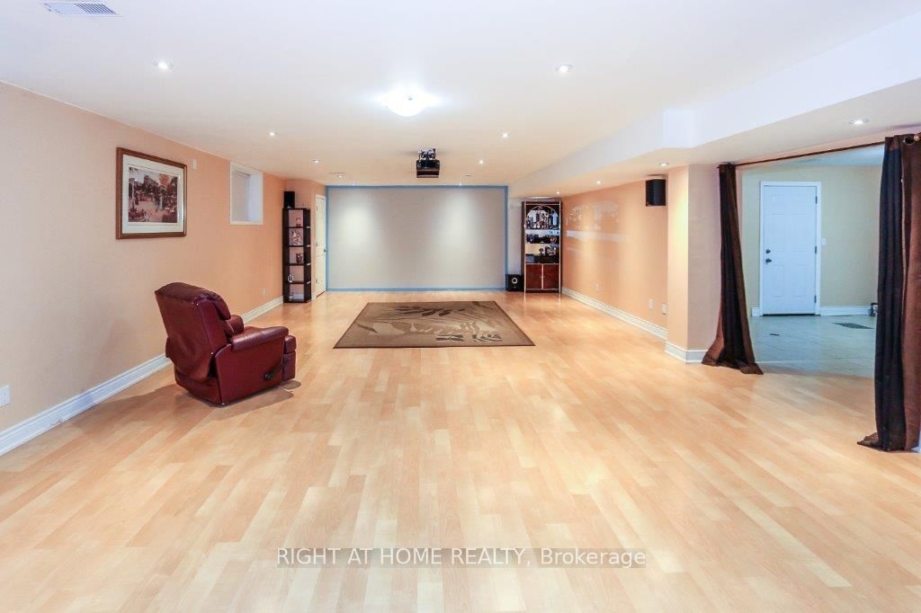 4441 Lawrence Avenue E Property Photo 21