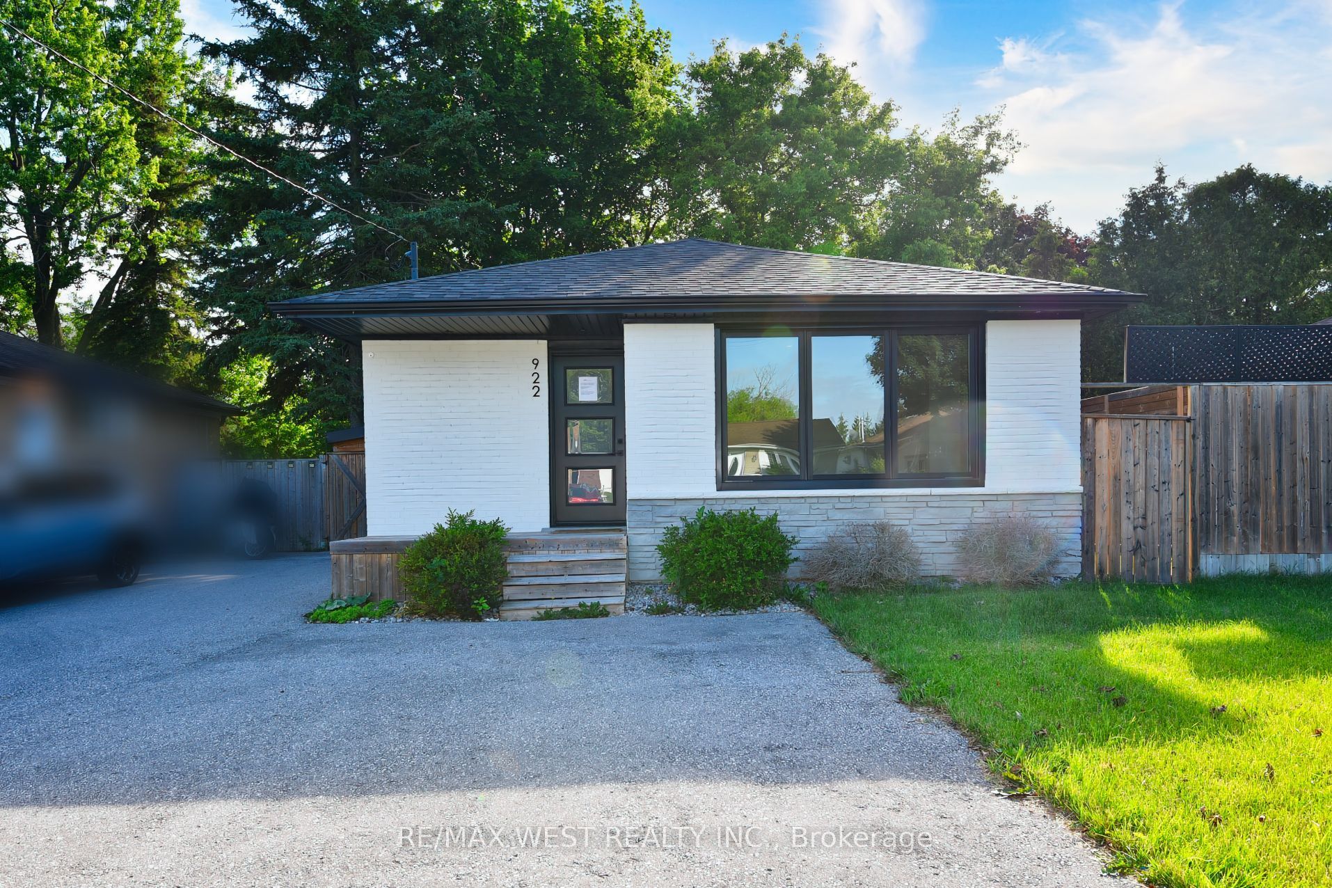922 Centre Street N Property Photo 1