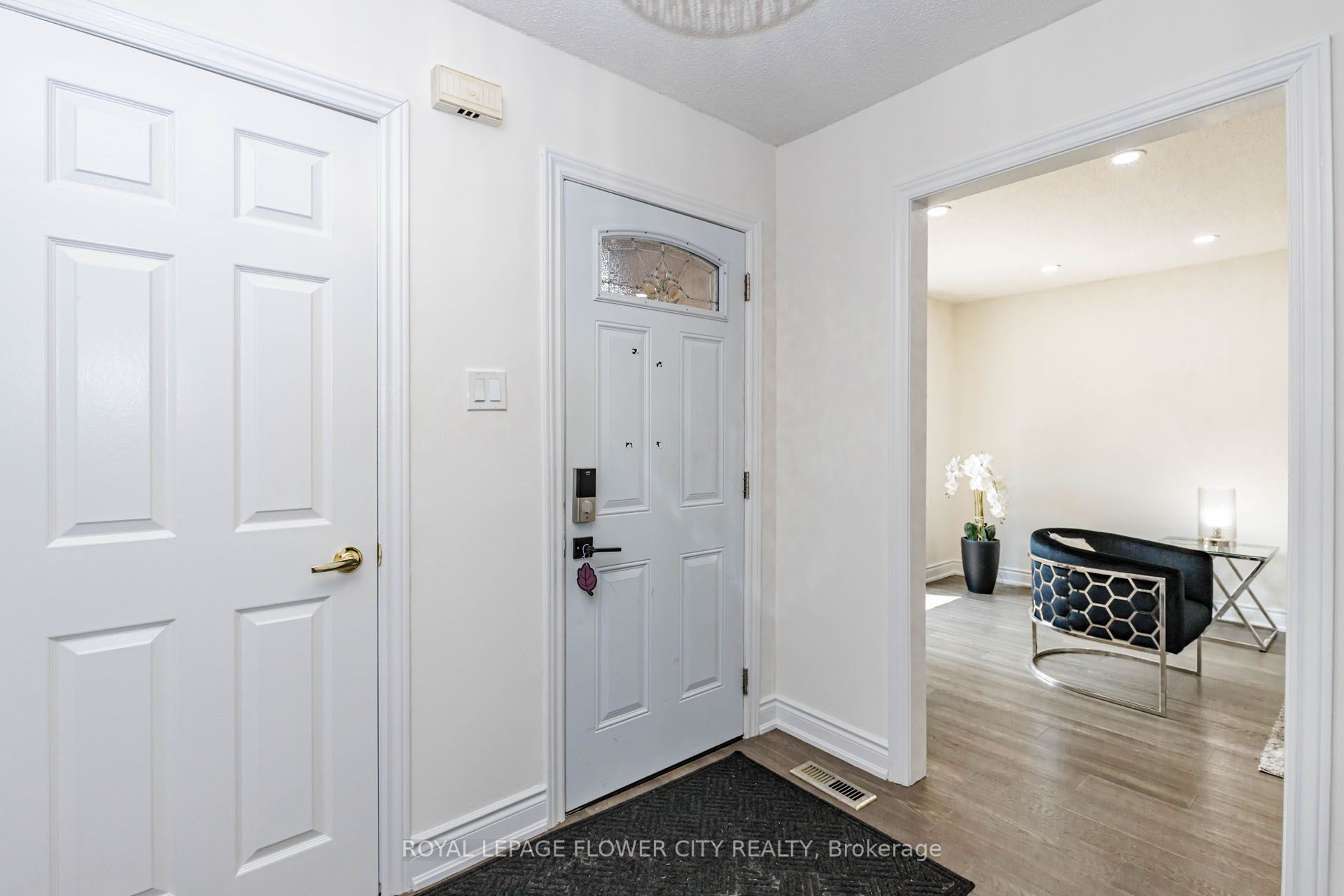 1530 Somergrove Crescent Property Photo 4
