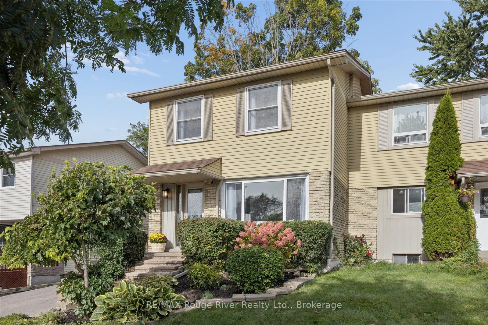 748 Hillcroft Street Property Photo 3