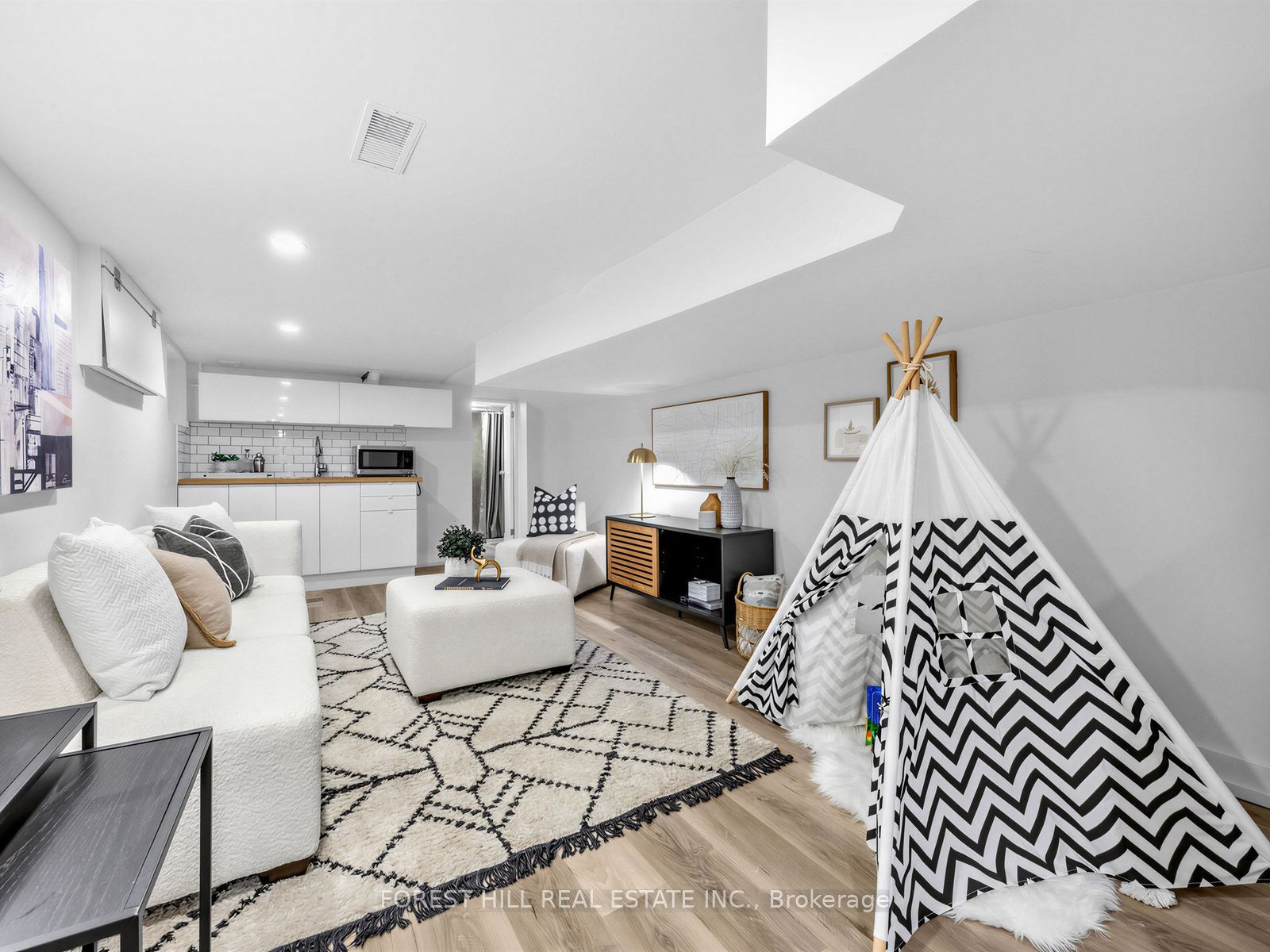 2375 Gerrard Street E Property Photo 17