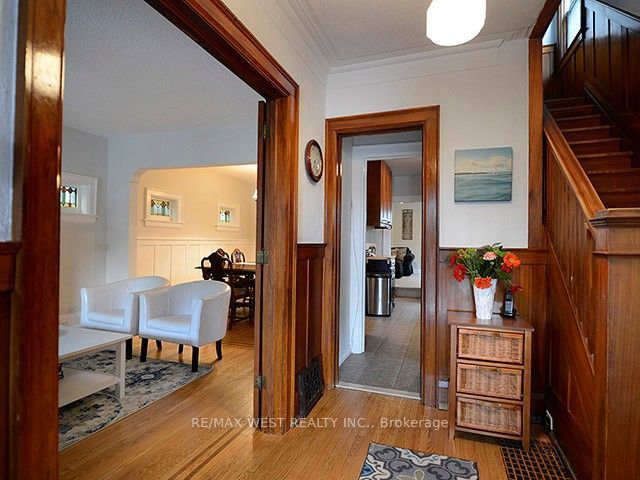 811 Coxwell Avenue Property Photo 2