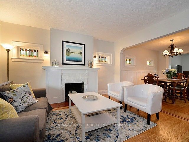 811 Coxwell Avenue Property Photo 3