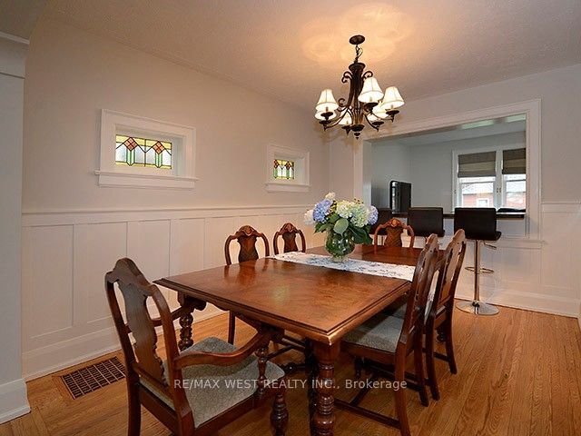 811 Coxwell Avenue Property Photo 4
